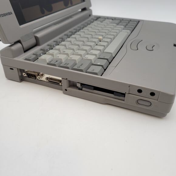 Vtg Toshiba Satellite Pro Series 425CDT /810 PA1225U Pentium Works Powers On - Picture 6 of 16